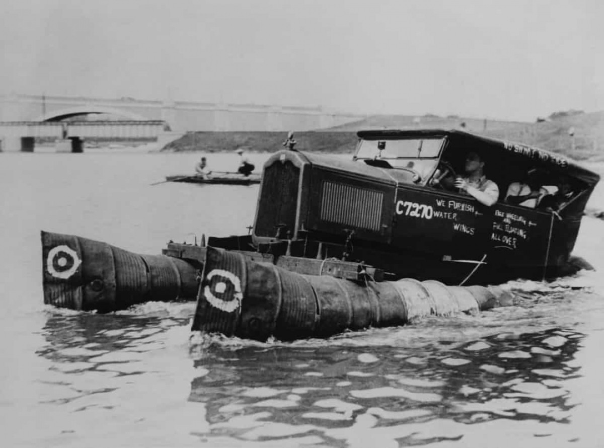 Đối với những du khách cần băng qua các con sông xung quanh Somerville, Massachusetts, Mỹ, họ có thể yêu cầu taxi nước này phục vụ theo yêu cầu.