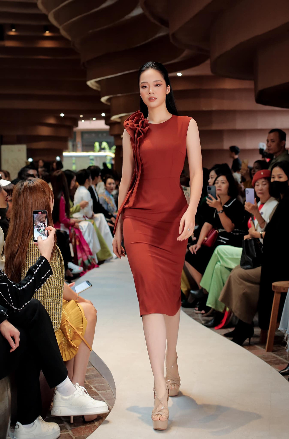 Trần Gia Hân sinh năm 2004 ở Nam Định. Cô là sinh viên Đại học Luật Hà Nội.