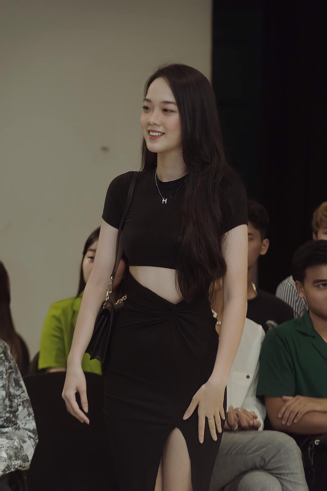 Bên cạnh quá trình tập luyện hình thể, nữ sinh trường luật còn trải qua nhiều vòng "thuyết phục" phụ huynh để được thử sức thi nhan sắc. "Bố mẹ lo lắng vì gia đình không có ai hoạt động trong lĩnh vực nghệ thuật. Hân dành nhiều thời gian để thuyết phục bố mẹ, thấy con gái quyết tâm nên bố mẹ đã đồng ý cho gửi hồ sơ", Gia Hân tâm sự.