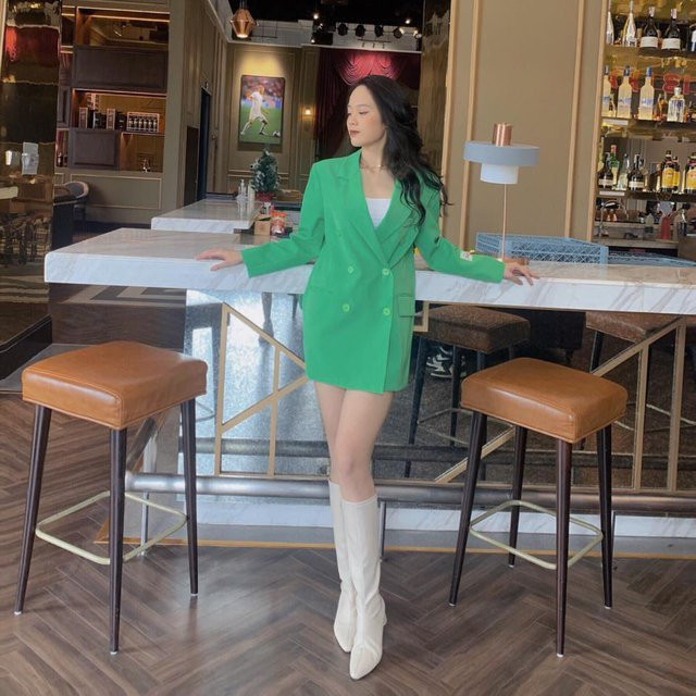 Vừa nhập học tại trường Đại học Luật Hà Nội, Gia Hân tích cực chuẩn bị cho cuộc thi mà cô mơ ước từ lâu. Nữ sinh trường Luật không giấu được sự xúc động khi tiết lộ vô cùng mong ngóng tới thời điểm tròn 18 tuổi để điền vào bản đăng ký dự thi Hoa hậu Việt Nam 2022 (HHVN).