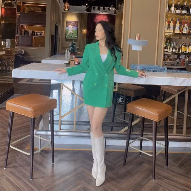 Vừa nhập học tại trường Đại học Luật Hà Nội, Gia Hân tích cực chuẩn bị cho cuộc thi mà cô mơ ước từ lâu. Nữ sinh trường Luật không giấu được sự xúc động khi tiết lộ vô cùng mong ngóng tới thời điểm tròn 18 tuổi để điền vào bản đăng ký dự thi Hoa hậu Việt Nam 2022 (HHVN).