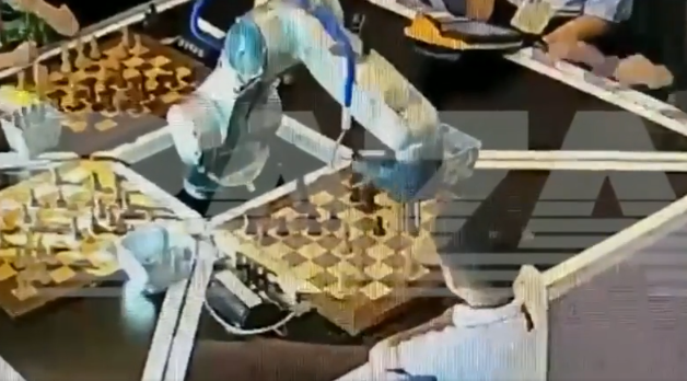 Robot choi co vua cua Nga lam gay ngon tay cau be 7 tuoi