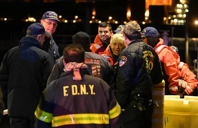 Hai nguoi dan ong duoc giai cuu sau 10 ngay lenh denh tren bien