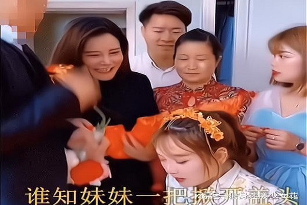 Co dau tat em chong dau dieng truoc mat khach