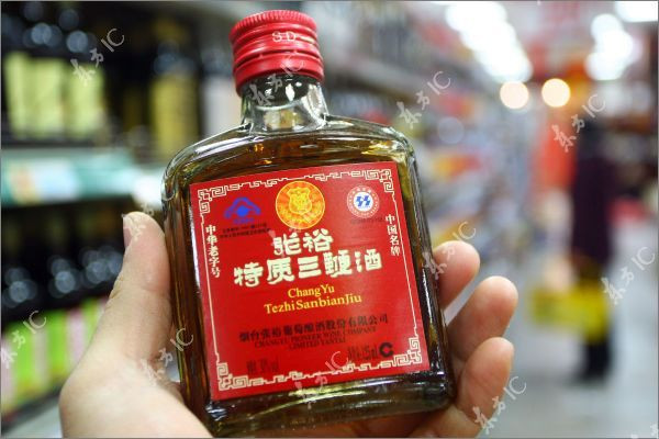 12. Three Penis Liquor - Trung Quốc: Loại thức uống này có chứa ngẩu pín của hải cẩu, hươu và chó Quảng Đông ủ trong rượu gạo. Nó có vị của giấm cay và nước ép mận.