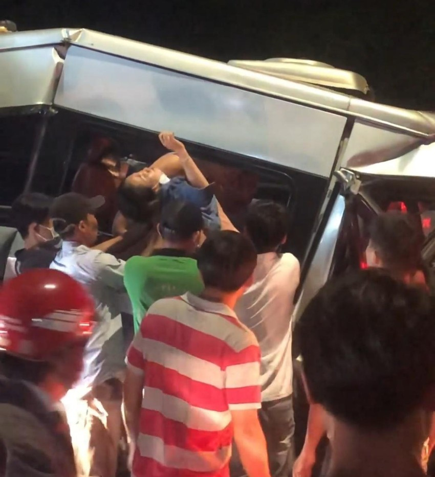 O to 16 cho bep dum vi bi kep giua 2 xe khach tren quoc lo 1A