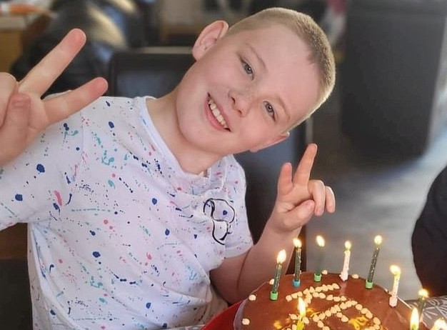 Cau be 11 tuoi co IQ cao hon Albert Einstein va Stephen Hawking