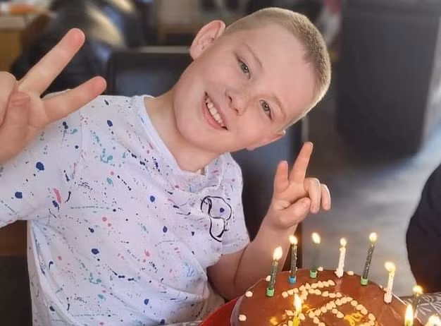 Cau be 11 tuoi co IQ cao hon Albert Einstein va Stephen Hawking