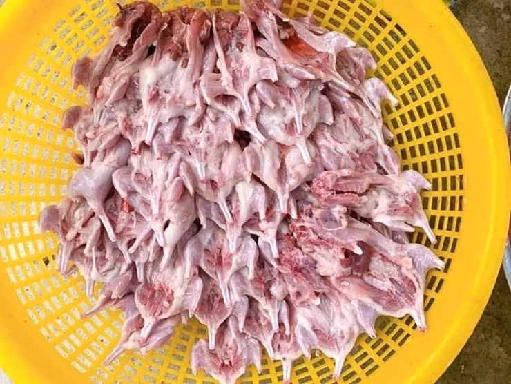 Tại các khu chợ ở Hà Giang, chuột được thui vàng ruộm, thơm phức, bán với giá 90.000 đồng/kg