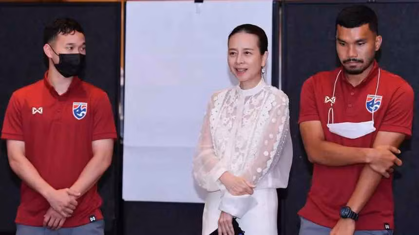 Doi tuyen Thai Lan co bien: Tro ly Madame Pang quay roi cau thu?