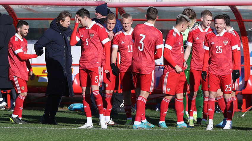 Chu tich UEFA noi ve viec bong da Nga gia nhap chau A