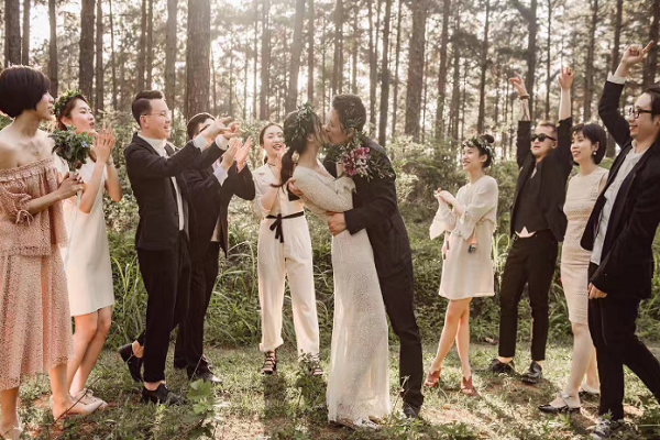 Dam cuoi co dung 19 khach dien ra ngoai suc tuong tuong