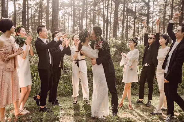 Dam cuoi co dung 19 khach dien ra ngoai suc tuong tuong