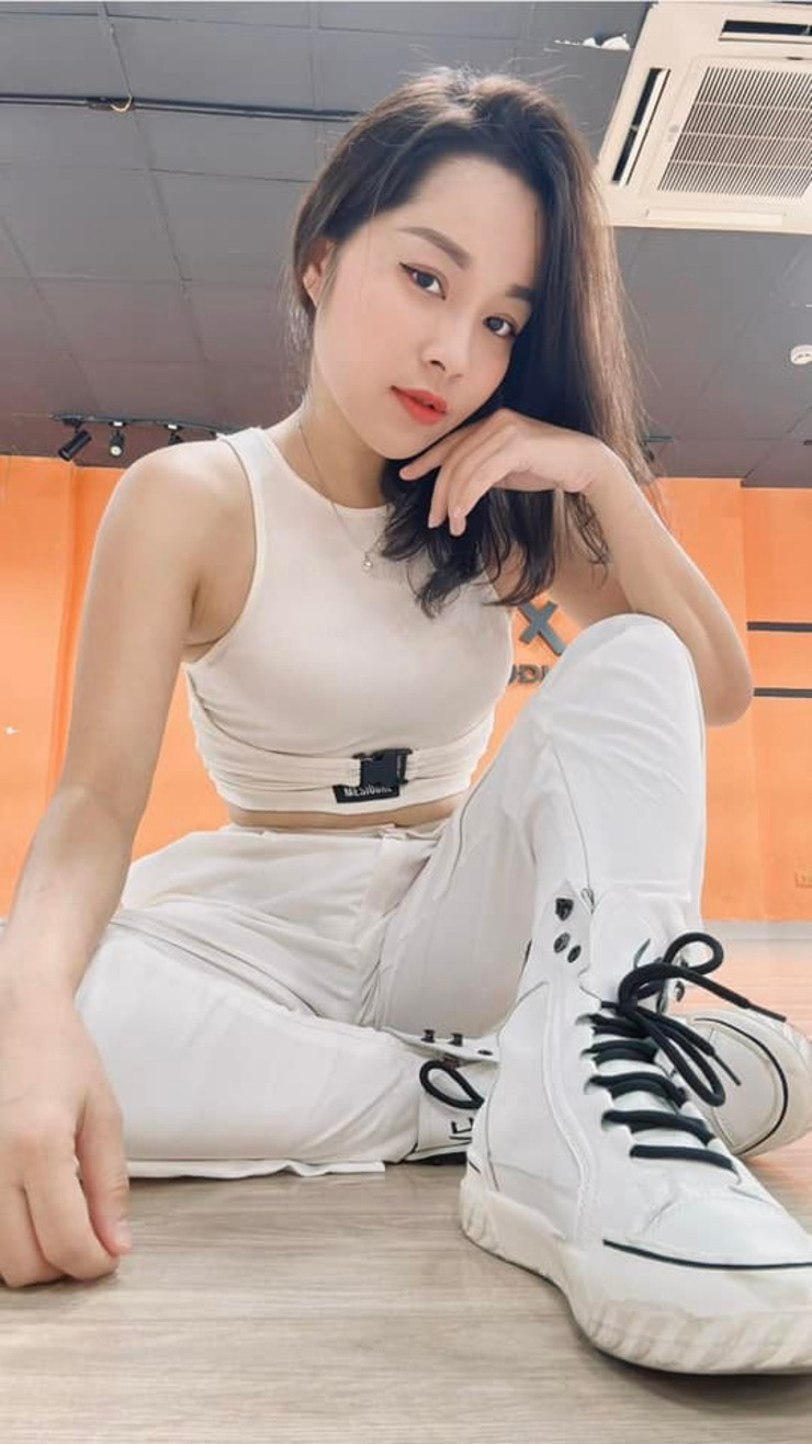 Đang ở thời kỳ đỉnh cao của sự nghiệp người đẹp kết hôn và sinh con.