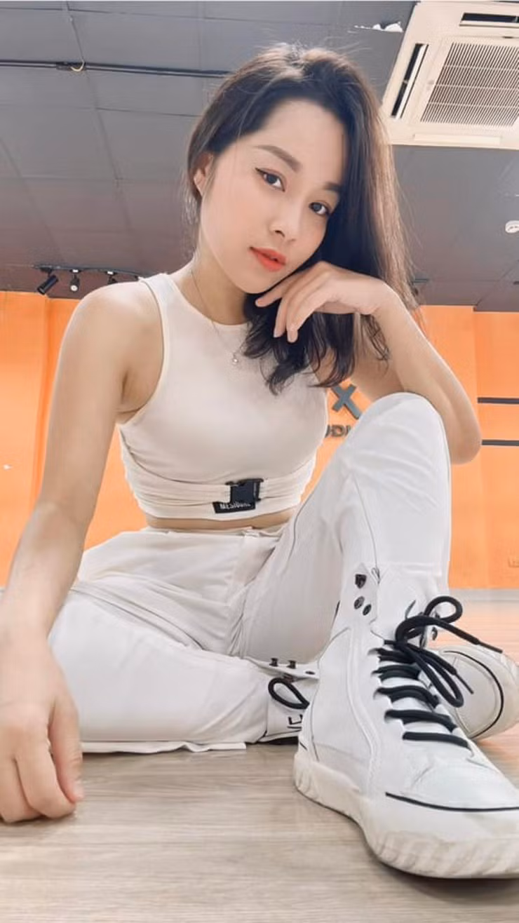 Đang ở thời kỳ đỉnh cao của sự nghiệp người đẹp kết hôn và sinh con.