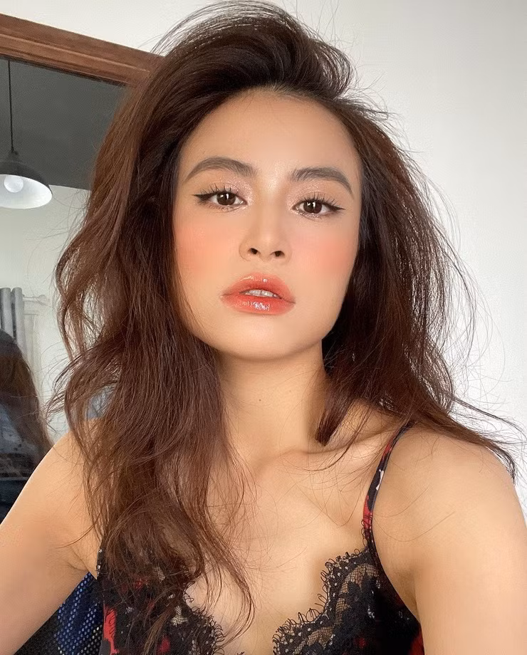 Hoàng Thùy Linh sinh năm 1988. Người đẹp từng nổi tiếng với thế hệ 9x khi đóng vai chính trong phim " Nhật ký Vàng Anh".