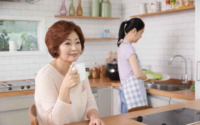 Mẹ chồng đưa 4 cuốn sổ đỏ và đề nghị con dâu nghỉ việc Me chong dua 4 cuon so do va de nghi con dau nghi viec