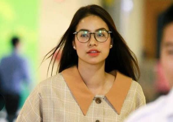 Cung ngam cac nang hau xinh dep khi deo kinh can-Hinh-3