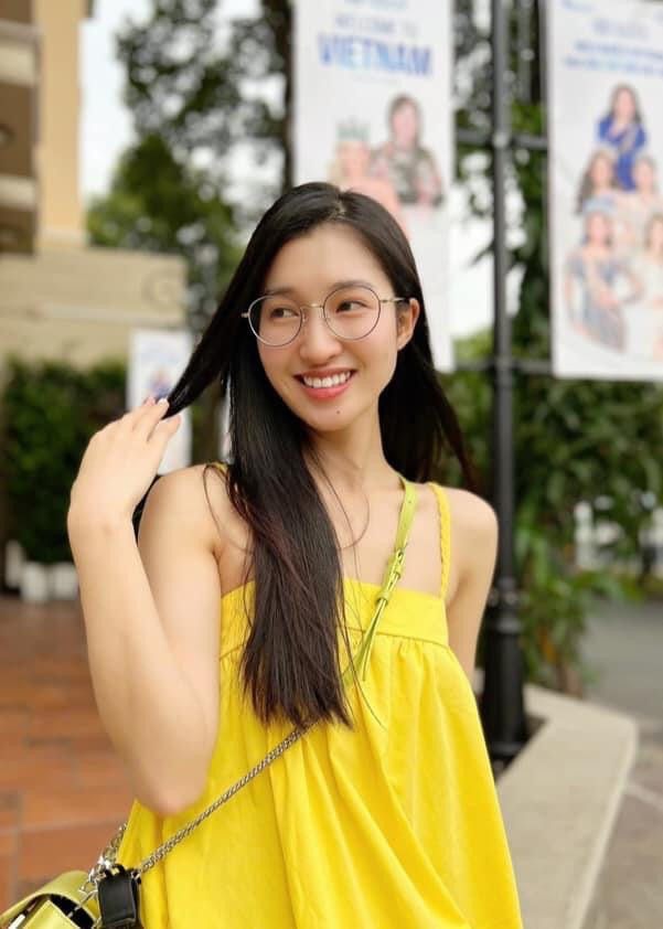 Cung ngam cac nang hau xinh dep khi deo kinh can-Hinh-7