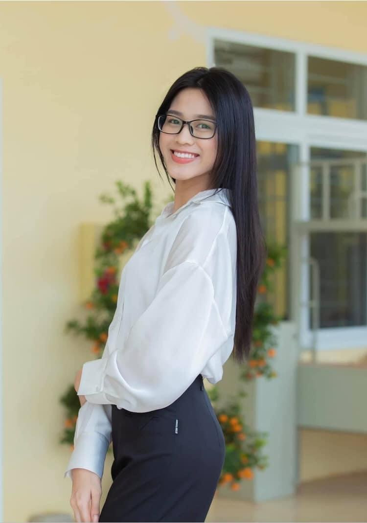 Cung ngam cac nang hau xinh dep khi deo kinh can-Hinh-5