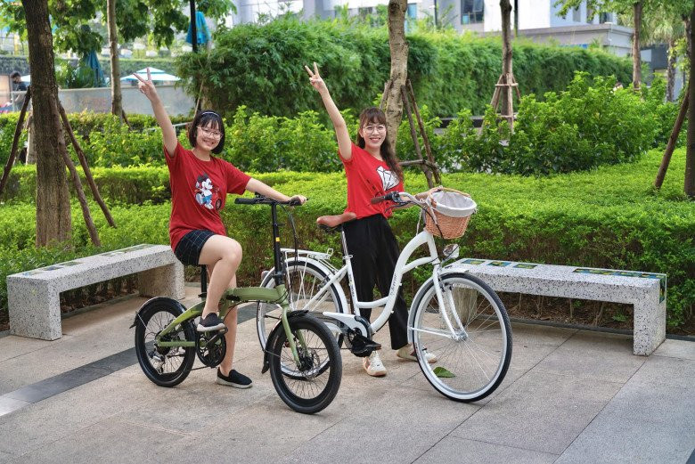 Luôn chia sẻ về cuộc sống một cách tinh tế và gần gũi, nên khoản ăn mặc của MC Diệp Chi cũng mang phong cách tương tự. Bao nhiêu năm người đẹp vẫn luôn theo đuổi style thanh lịch, nền nã chuẩn nàng thơ nhà đài, thi thoảng đi cùng con gái sẽ ăn diện năng động, thoải mái hơn. Khi là mẹ của Sumo, Diệp Chi trông trẻ trung hơn với áo phông, quần vải và giày thể thao. Điều đáng chú ý là cô nàng đang diện trên người mẫu áo của Gucci chỉ để đạp xe cùng con.