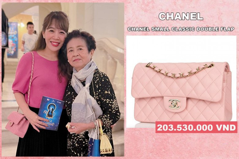 Chiếc túi Hermès Kelly chắc hẳn là item "ngốn" nhiều tiền nhất trong tủ đồ MC Diệp Chi. Người đẹp còn mạnh tay mua thêm móc đeo hình con ngựa đặc trưng để chiếc túi thêm phần nổi bật.