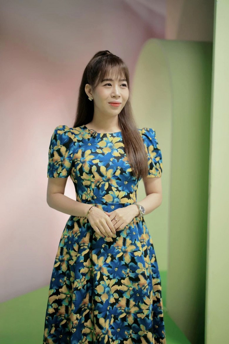 Nếu thường xuyên theo dõi "Đường lên đỉnh Olympia", "Điều ước thứ 7", "Rung chuông vàng",... mọi người hẳn sẽ nhớ đến MC Diệp Chi với lối dẫn duyên dáng và nụ cười dễ mến. Không chỉ là người cầm trịch đáng tin cậy ở nhiều chương trình của đài VTV, bà mẹ một con còn được cộng đồng mạng biết đến với những chia sẻ về cách chăm sóc con cái hiện đại. Những câu chuyện nho nhỏ của nàng MC và cô con gái Sumo luôn được các mẹ theo dõi và quan tâm.