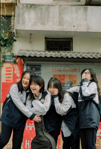 Lê Diệu Huyền có vẻ là người khó tính nhất nhóm bạn, nhưng bù lại hát rất hay. Thanh Thủy là một dancer khá giỏi, nhưng hay bị mọi người trêu nhất nhóm.