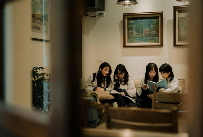 Bộ ảnh chung của cả nhóm được 4 cô gái thực hiện trước khi tình hình dịch bệnh ở Hà Nội trở nên phức tạp. "3 năm học THPT, chúng em có ít cơ hội được gặp nhau, đi chơi hay học bài cùng nhau. Nhân dịp sắp kết thúc cấp 3, cả 4 cố gắng sắp xếp thời gian để cùng nhau chụp ảnh để kỉ niệm. Ai cũng ngại chụp riêng, nhưng lại khá tự nhiên khi trêu đùa, cười nói cùng nhau trước ống kính. Cũng vì vậy mà tình bạn của cả 4 được ghi lại khá đẹp trong bộ ảnh này".