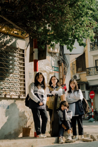 Trong mắt những người bạn của mình, Trà My là người vui vẻ hay cười, học giỏi, hay nghĩ ra nhiều trò vui và rủ các bạn tham gia. Thu Huyền lại có biệt danh là "tạp hóa", bởi luôn mang đầy đủ đồ dùng đi học, lại chăm chỉ, lắng nghe bạn bè.