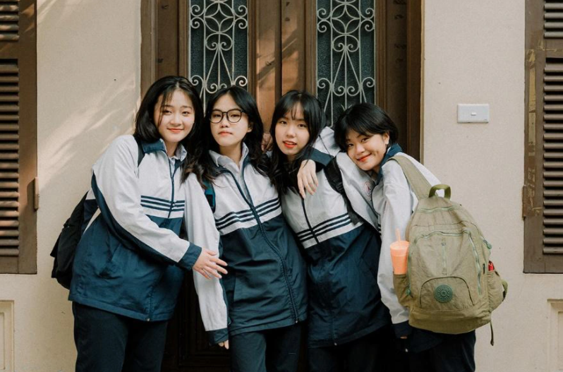 Nguyễn Trà My, Phan Nguyễn Thanh Thủy, Lê Diệu Huyền và Đỗ Thu Huyền cùng là học sinh lớp 12A6, trường THPT Phúc Lợi (Hà Nội), khá thân thiết với nhau vì thường xuyên trò chuyện và hợp tính.