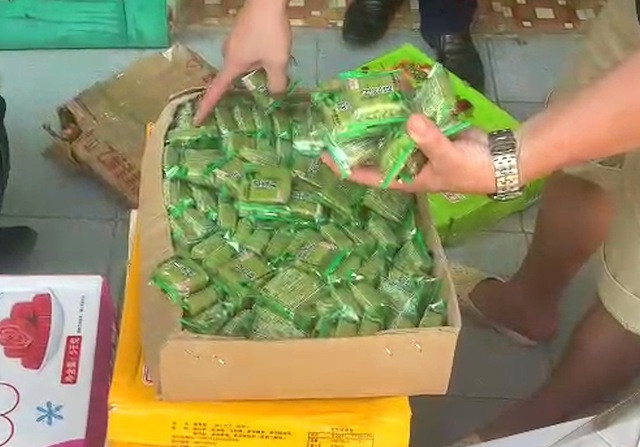 Phat hien gan 18.000 chiec banh Trung thu khong ro nguon goc-Hinh-2