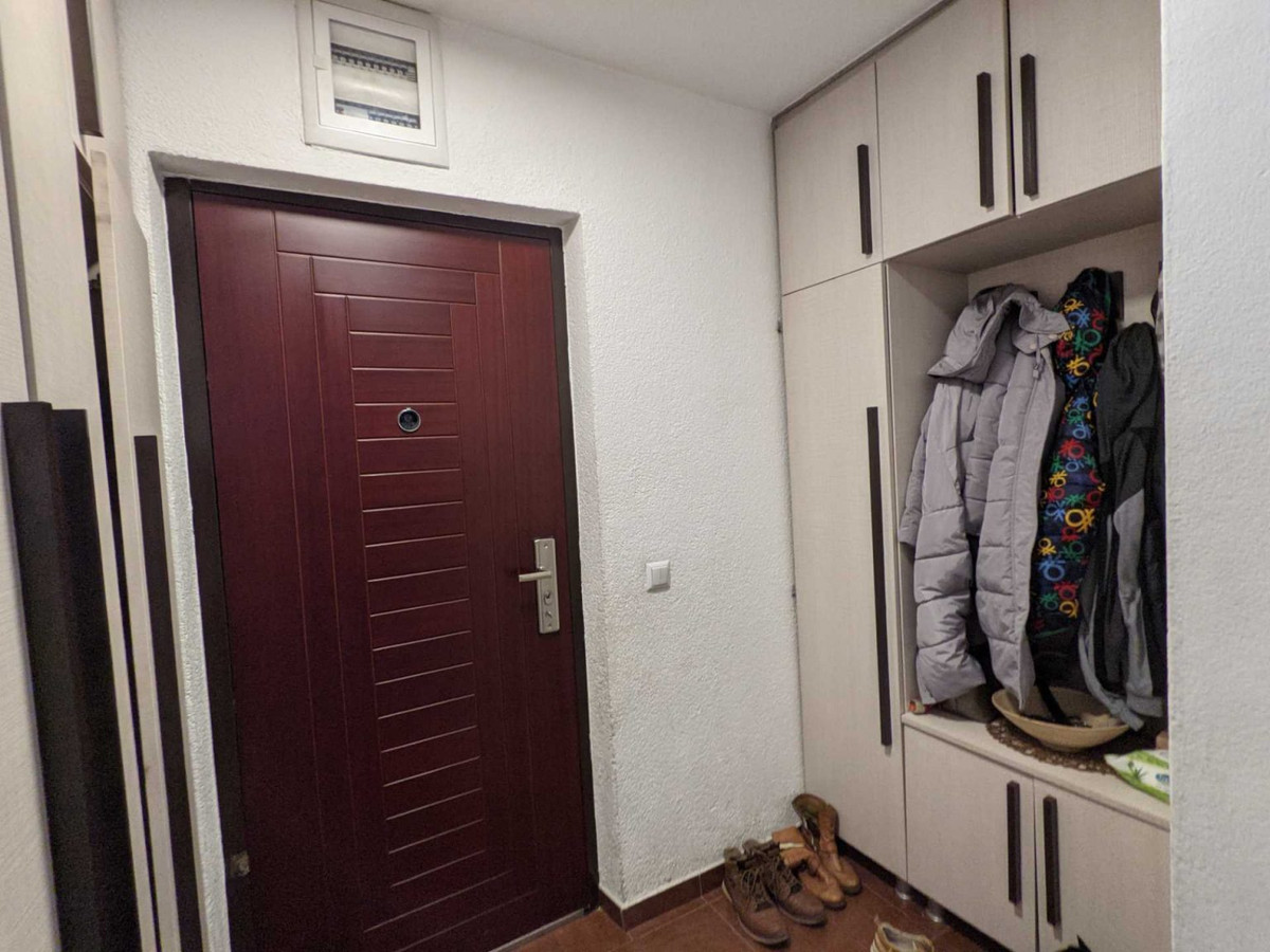 Lối vào nhà đã được thiết kế lại để mang đến người dùng nhiều tiện lợi hơn trong quá trình sử dụng. Tủ gỗ nhỏ gọn được chia thành nhiều ngăn cung cấp không gian lưu trữ giày dép khoa học, đảm bảo tính thẩm mỹ hơn trước. Ngoài ra, thiết kế hệ thống đèn led cũng giúp đem lại nguồn sáng tốt nhất cho người dùng.