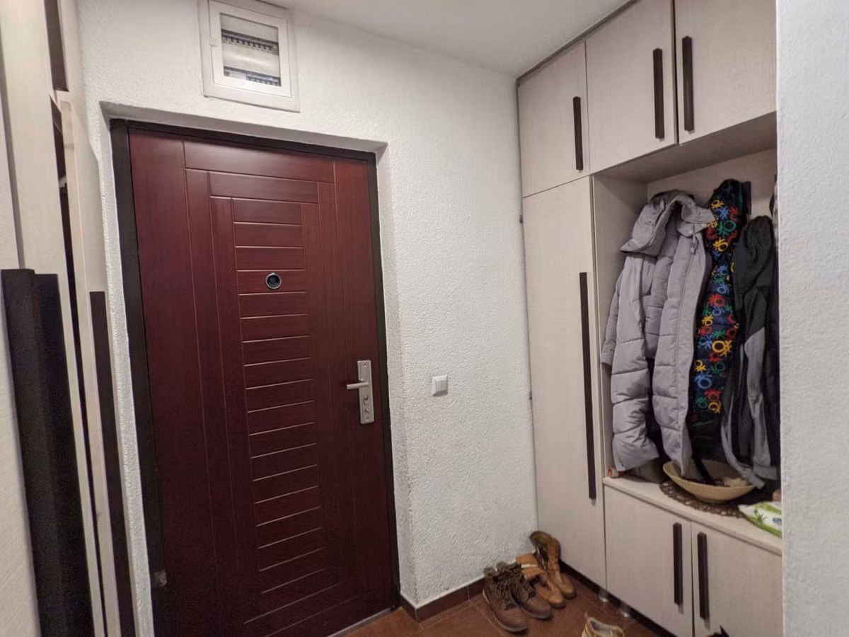 Lối vào nhà đã được thiết kế lại để mang đến người dùng nhiều tiện lợi hơn trong quá trình sử dụng. Tủ gỗ nhỏ gọn được chia thành nhiều ngăn cung cấp không gian lưu trữ giày dép khoa học, đảm bảo tính thẩm mỹ hơn trước. Ngoài ra, thiết kế hệ thống đèn led cũng giúp đem lại nguồn sáng tốt nhất cho người dùng.
