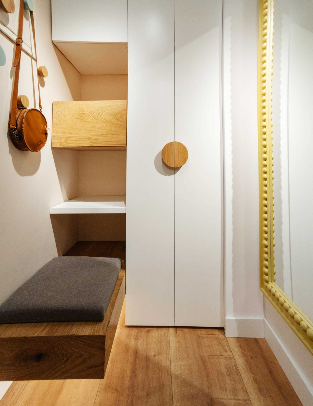 Khác biệt hoàn toàn với không gian thiếu sáng trước đây, căn phòng khách được trang trí tươi sáng với nhiều gam màu khác nhau. Chủ nghĩa hình học cũng được khai thác triệt để bên trong căn phòng. Nhờ đó đem đến vẻ đẹp hiện đại, năng động, đầy sức sống cho căn phòng.