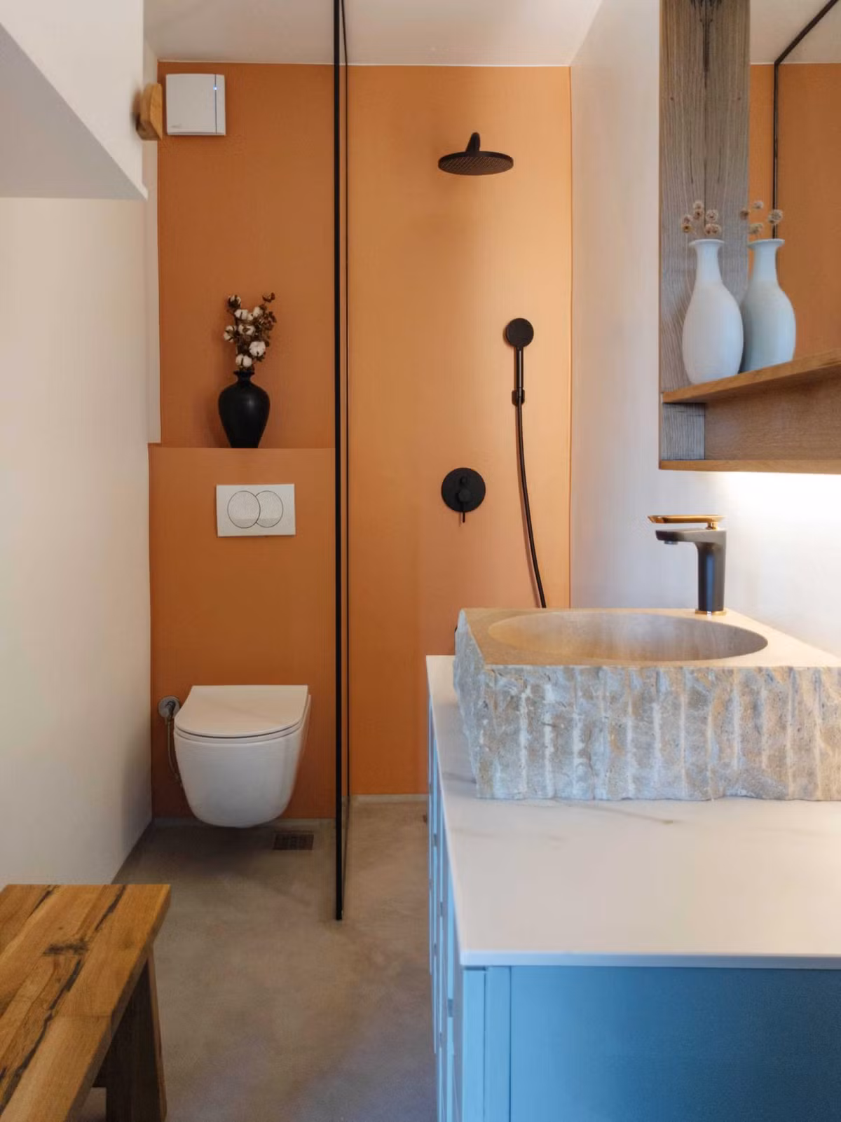 Thiết kế trang trí tường đầy độc đáo cũng là một điểm nhấn không thể bỏ qua bên trong phòng ngủ. Thiết kế mang đến cho người dùng cảm giác bình yên giống như đang ở khu nghỉ dưỡng trong chính ngôi nhà của mình. Tuy diện tích không quá rộng rãi nhưng thiết kế phòng tắm lại gây ấn tượng rất mạnh. Sự tương phản về màu sắc mang đến tính thẩm mỹ cao cho căn phòng. Tất nhiên đi cùng với đó là thiết kế phòng tắm đầy tiện dụng cho người dùng.