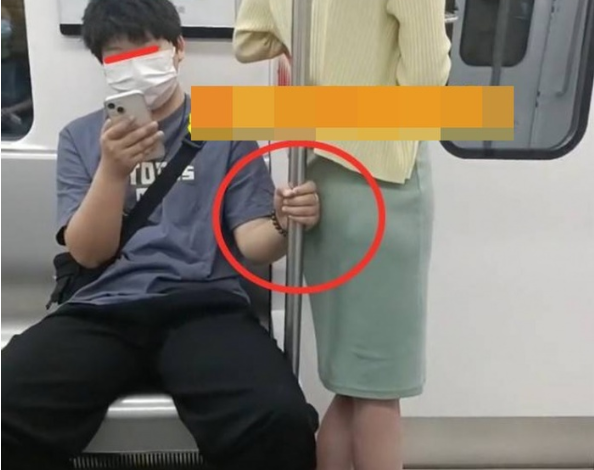 Ngồi trên tàu điện ngầm, nam thanh niên đặt tay ở vị trí "nhạy cảm" Ngoi tren tau dien ngam, nam thanh nien dat tay o vi tri