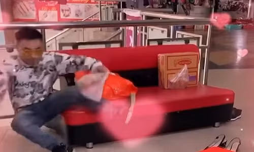 Tai nan hy huu khi lan dau tang hoa cho ban gai