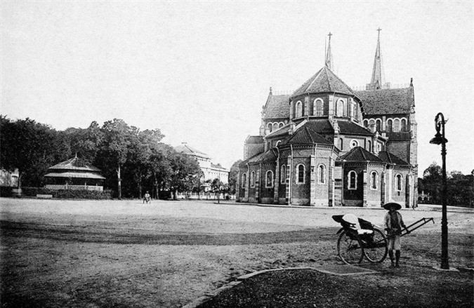 Một góc Nhà thờ Đức Bà xưa ở Sài Gòn. Khi khánh thành năm 1880, nhà thờ chưa có hai ngọn tháp. Năm 1895, nhà thờ xây thêm 2 tháp chuông với 6 chuông đồng lớn, trên đỉnh tháp có đính cây thánh giá.