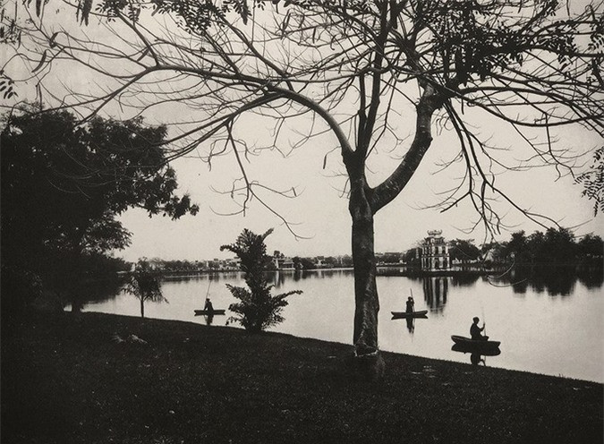 Nhiều người Pháp - trong đó có nhiếp ảnh gia Pierre Dieulefils - từng dày công nghiên cứu, tìm hiểu nền văn hóa Việt Nam. Những bức ảnh hiếm của Pierre được chụp từ năm 1885 ghi lại cảnh đời sống, sinh hoạt của người Việt Nam cuối thế kỷ 19 có thể trở thành nguồn tư liệu quý cho những nhà nghiên cứu về văn hóa, nghệ thuật, thời trang hiện nay. Ảnh: Khung cảnh rất thoáng đãng, yên bình của Hồ Gươm cuối thế kỷ 19.