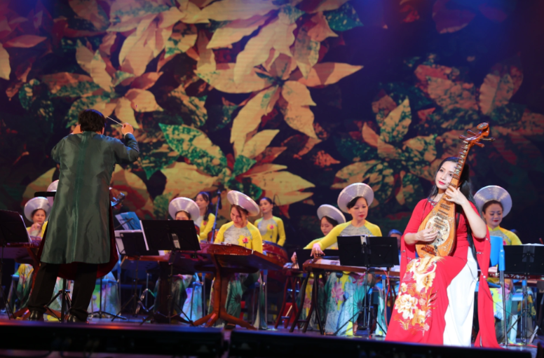 21 nam sau “Phia truoc la bau troi”, Dieu Thao thanh giang vien dan ty ba