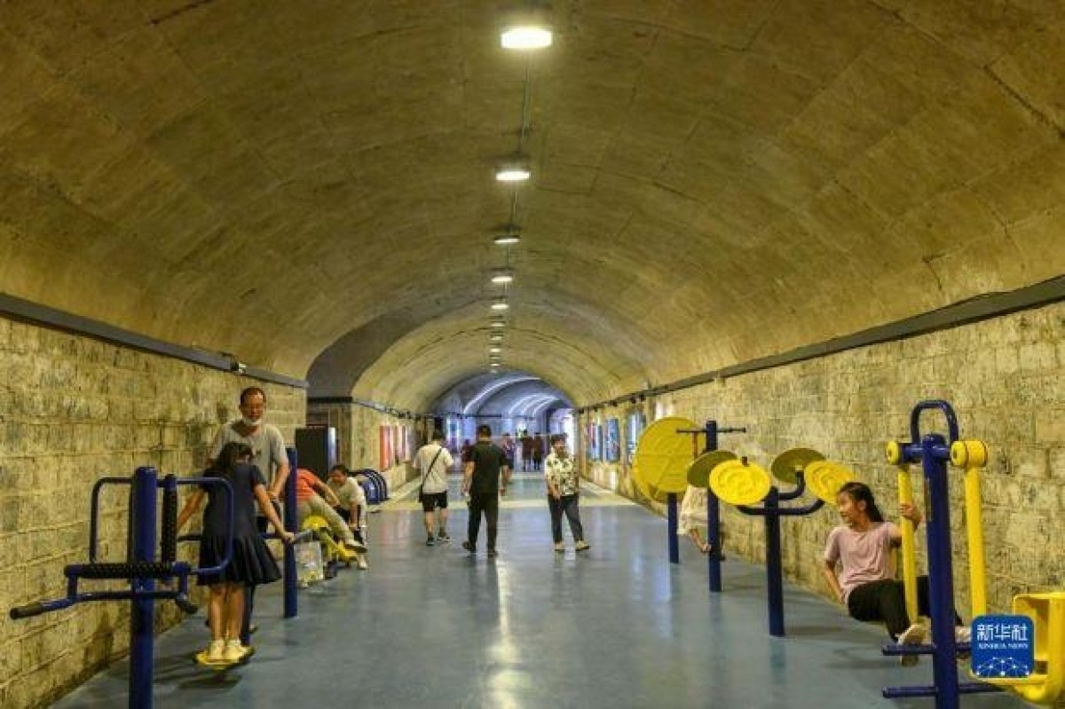 Được biết, Tế Nam đã mở cửa miễn phí 9 hầm trú ẩn vào mùa Hè năm nay với diện tích hơn 100.000m2. Ảnh: Tân Hoa Xã.