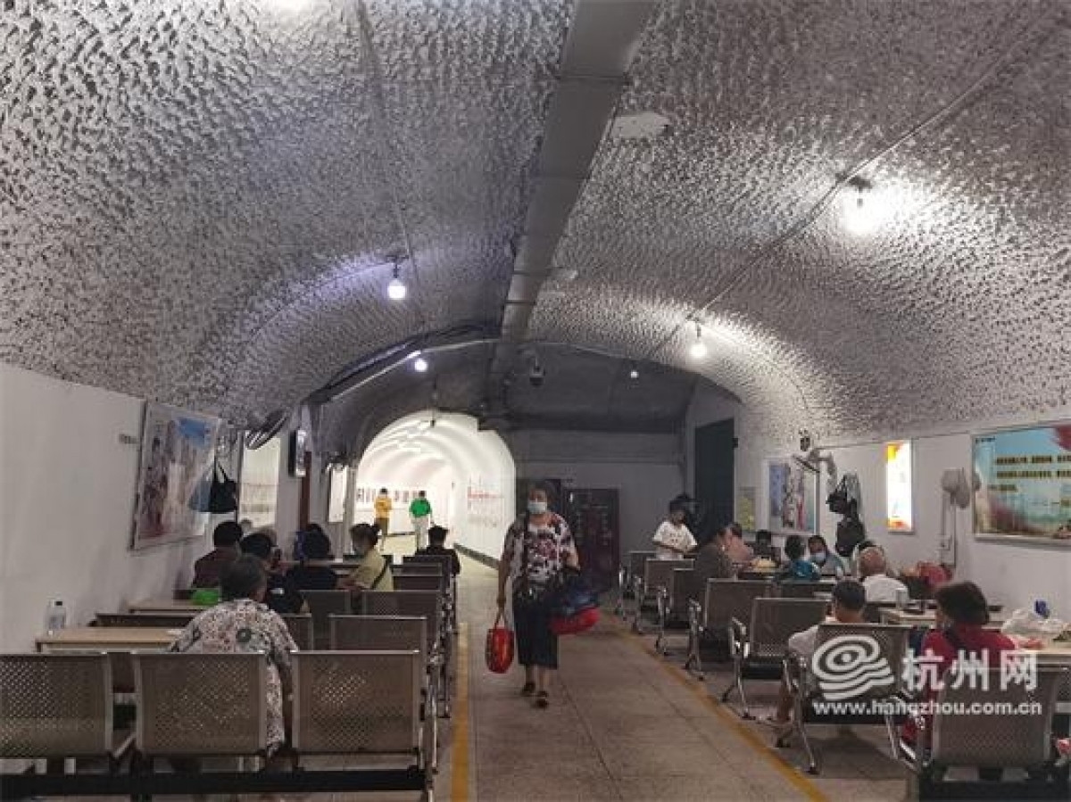 Năm nay, do thời tiết nắng nóng kéo dài, có nơi lên tới 44°C, nhu cầu tránh nóng của người dân ở nhiều nơi tăng cao. Trong ảnh là hầm trú ẩn tránh nóng mang tên Tứ Bài Lâu (Sipailou) ở thành phố Hàng Châu, tỉnh Chiết Giang. Ảnh: mạng Hàng Châu.