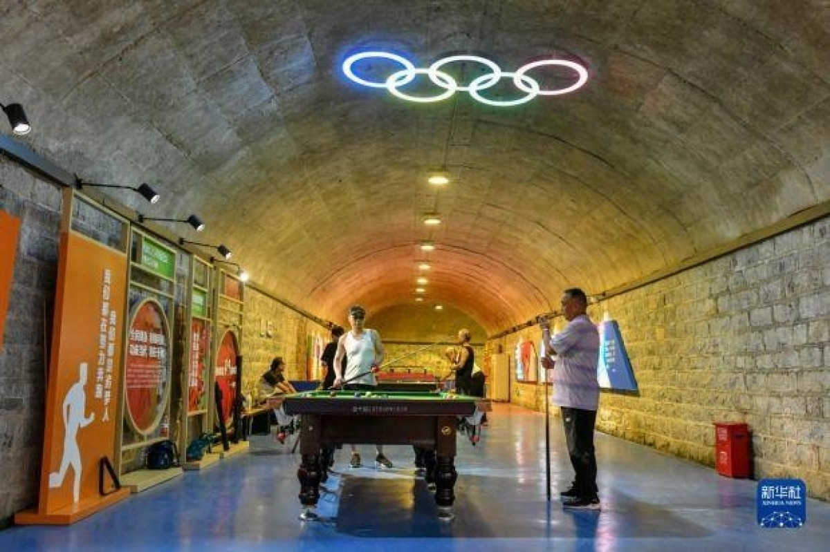 Người dân chơi bi-a trong một hầm trú ấn tránh nóng ở thành phố Tế Nam, tỉnh Sơn Đông. Ảnh: Tân Hoa xã.