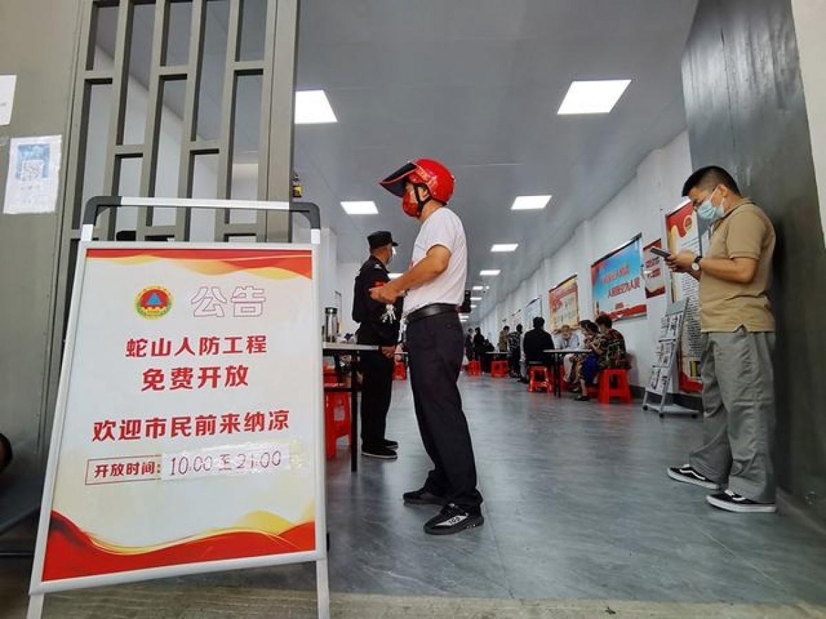 Hầm tránh nóng ở Vũ Hán mở cửa hôm 6/7. Hầm này mở cửa đến 21h, trong khi đa phần các hầm khác mở đến 17h hàng ngày. Ảnh: IC photo.