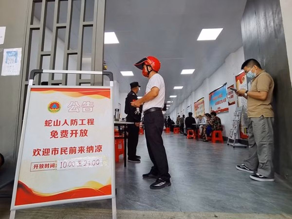 Hầm tránh nóng ở Vũ Hán mở cửa hôm 6/7. Hầm này mở cửa đến 21h, trong khi đa phần các hầm khác mở đến 17h hàng ngày. Ảnh: IC photo.