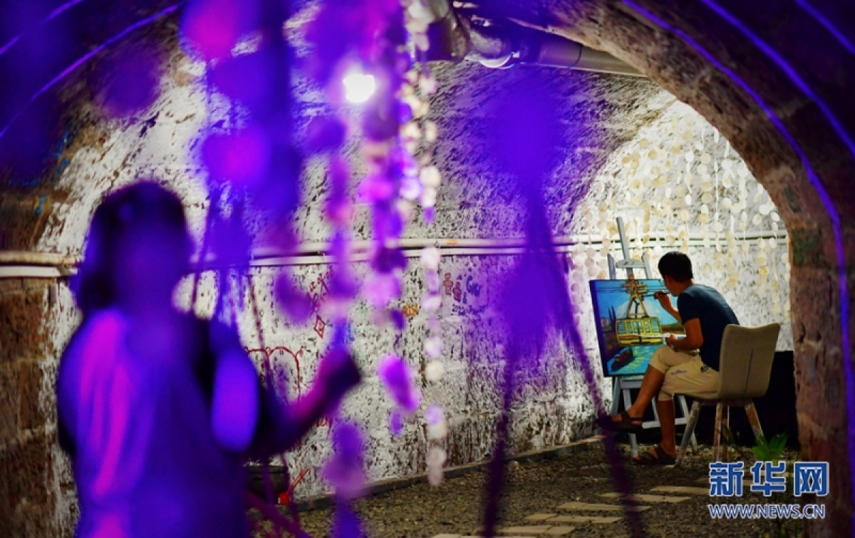 Người dân vừa tránh nóng vừa sáng tạo nghệ thuật. Ảnh: Tân Hoa xã