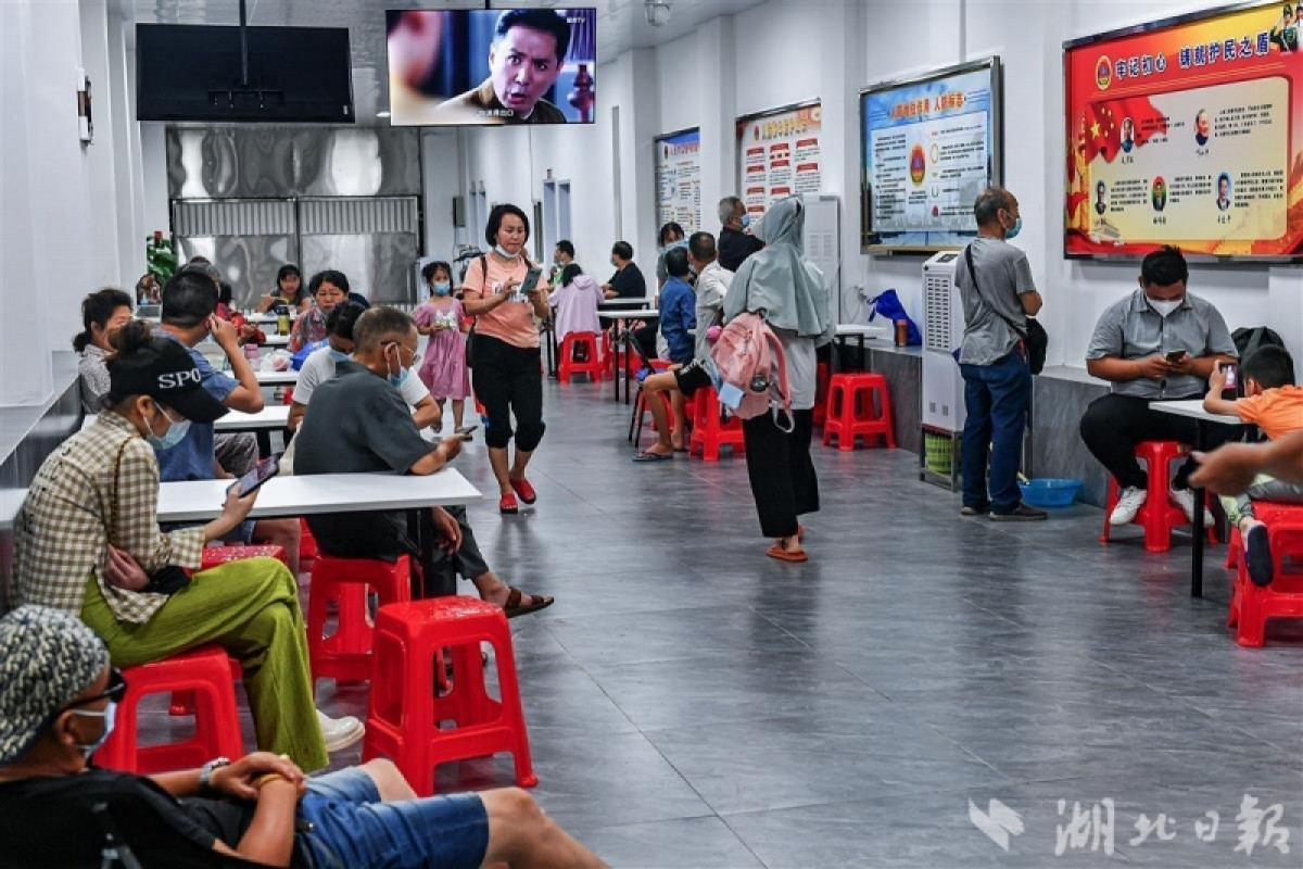 Điểm tránh nóng này có sức chứa từ 100-150 người, do kín gió và yêu cầu phòng chống dịch, hiện tại chỉ có thể chứa được 50 người cùng lúc. Ảnh: Nhật báo Hồ Bắc.