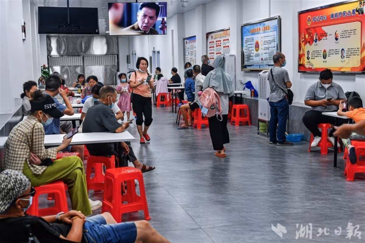 Điểm tránh nóng này có sức chứa từ 100-150 người, do kín gió và yêu cầu phòng chống dịch, hiện tại chỉ có thể chứa được 50 người cùng lúc. Ảnh: Nhật báo Hồ Bắc.