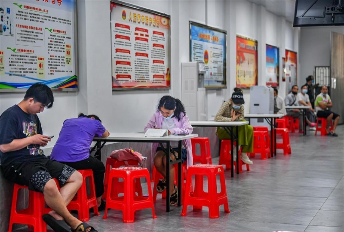 Có người đến đây nghỉ ngơi, học bài, làm việc... Ảnh: Nhật báo Hồ Bắc.